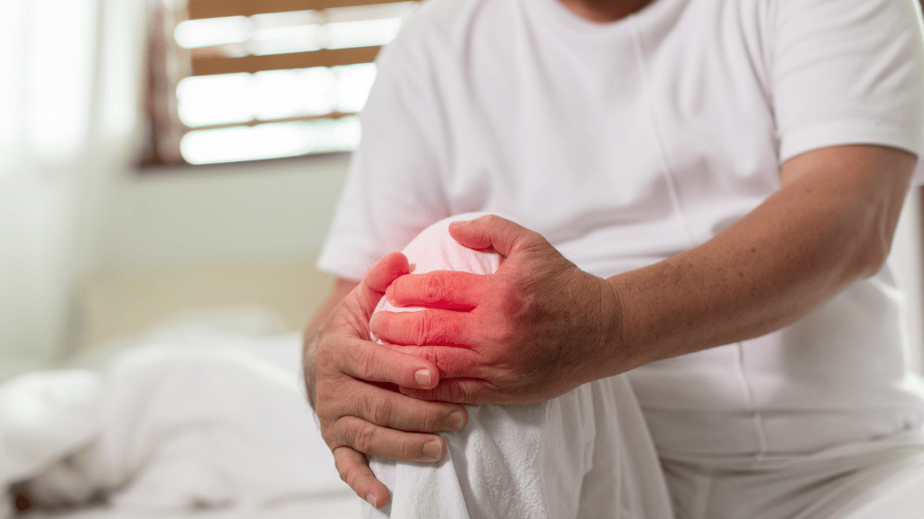 persona sujetando la pierna por dolor localizado en la rodilla